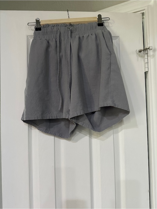 Pants - Casual Elastic-Waist Women's Shorts in Light Gray purchased on amazon